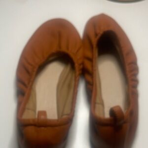 Everlane ruched day glove flat